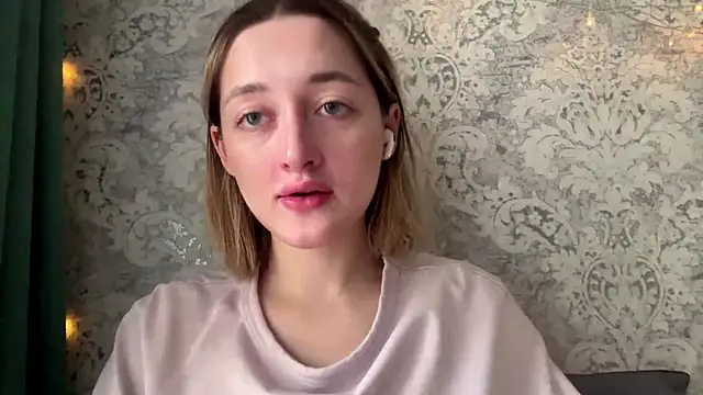 Snapshot of Emily_lyy chatting on December 2, 9:33 am Emily lyy online show from December 2, 9:33 am