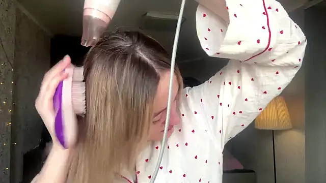 Snapshot of Emily_lyy chatting on November 24, 9:42 am Emily lyy online show from November 24, 9:42 am