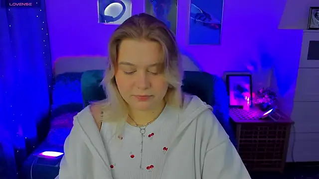 LouiseMous online show from November 29, 9:48 pm