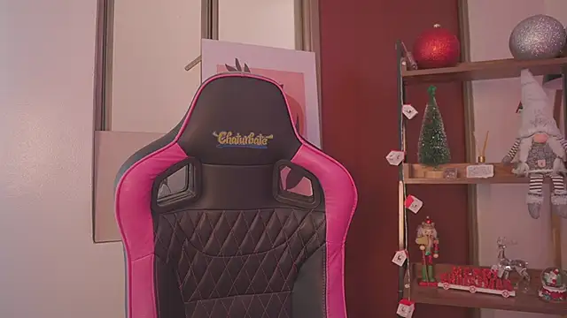 Snapshot of Enola_Holmes_ chatting on December 14, 12:33 pm Enola Holmes online show from December 14, 12:33 pm