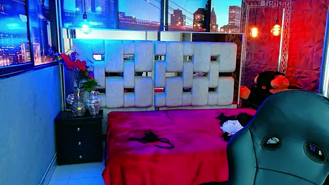 lunabustygirl online show from February 11, 6:30 pm