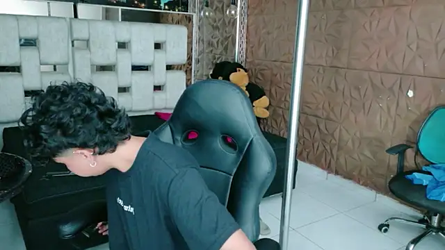 lunabustygirl online show from February 7, 9:50 am