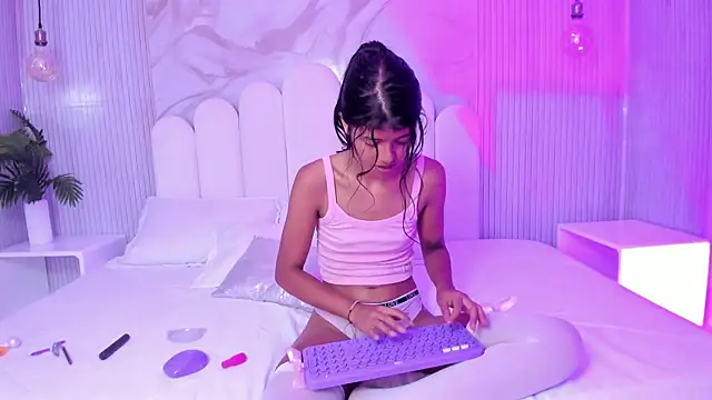 Snapshot of arietta_skinny chatting on June 26, 3:07 pm arietta skinny online show from June 26, 3:07 pm