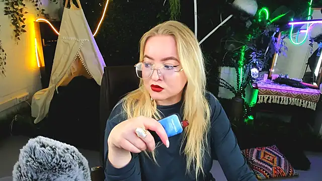 Snapshot of EllaPower chatting on November 18, 3:15 pm EllaPower online show from November 18, 3:15 pm