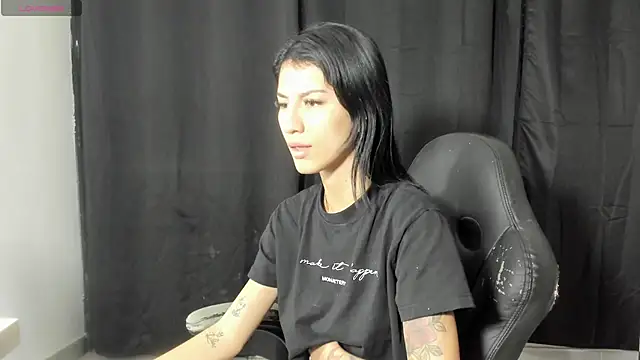 Hot play18 online show from April 18, 5:59 pm