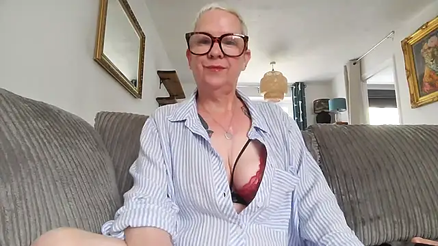 Snapshot of missyb_x chatting on June 20, 9:14 am missyb x online show from June 20, 9:14 am
