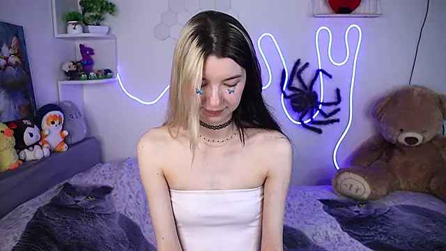 Snapshot of Emmie_shy chatting on July 1, 1:11 pm Emmie shy online show from July 1, 1:11 pm