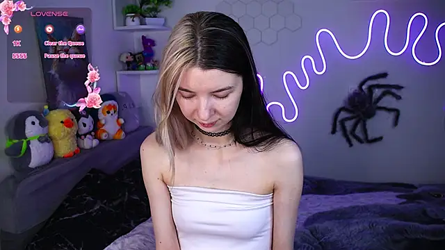 Snapshot of Emmie_shy chatting on April 28, 8:46 pm Emmie shy online show from April 28, 8:46 pm