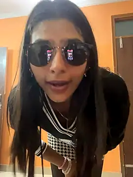 Snapshot of sexyayeshadesi chatting on November 19, 5:13 pm sexyayeshadesi online show from November 19, 5:13 pm