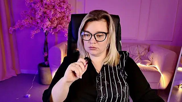 Snapshot of DianaHaworn chatting on November 17, 1:26 pm DianaHaworn online show from November 17, 1:26 pm