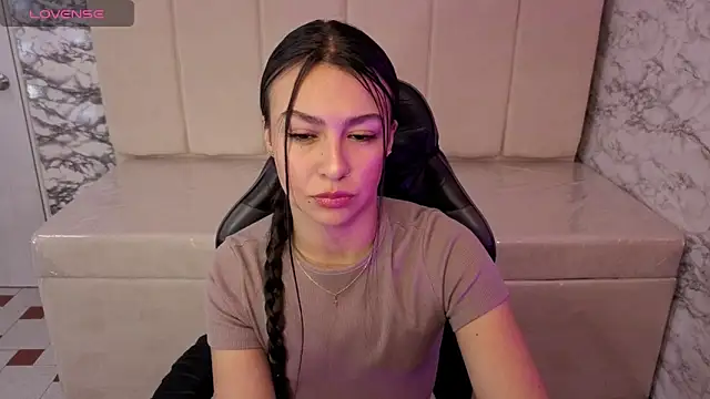 Maleja v  online show from December 5, 1:10 pm