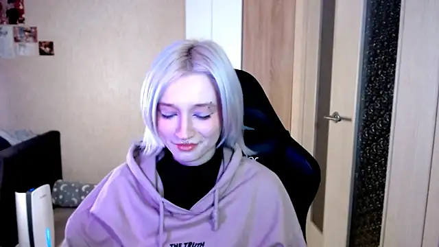 SophiaLur online show from December 3, 4:39 pm