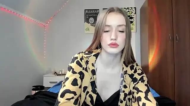 tinyglow online show from January 14, 7:50 pm