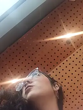 Melinerd online show from April 8, 6:20 pm