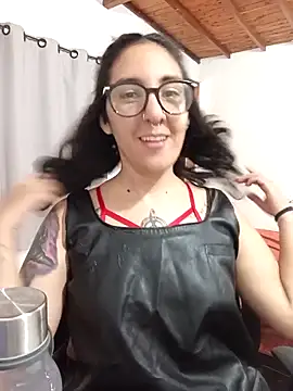 Snapshot of Melinerd chatting on December 4, 6:51 pm Melinerd online show from December 4, 6:51 pm