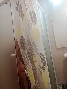 Snapshot of platone09 chatting on December 18, 8:34 pm platone09 online show from December 18, 8:34 pm