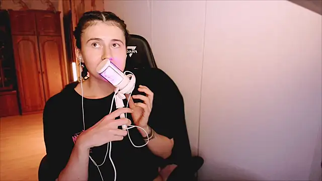 KristinaScott online show from February 13, 3:45 pm