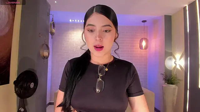 HaileyRoss  online show from March 31, 11:45 am