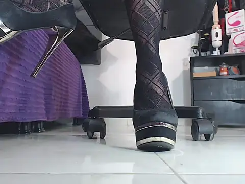 Snapshot of mistress_feet chatting on November 14, 9:18 pm mistress feet online show from November 14, 9:18 pm