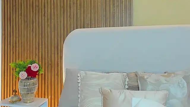 LondraBlush online show from April 14, 1:05 pm