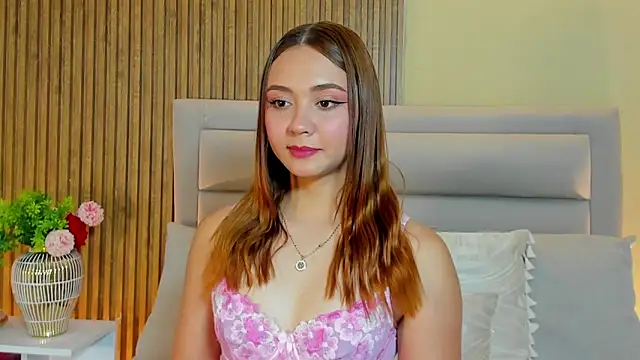 Snapshot of LondraBlush chatting on April 18, 1:24 pm LondraBlush online show from April 18, 1:24 pm