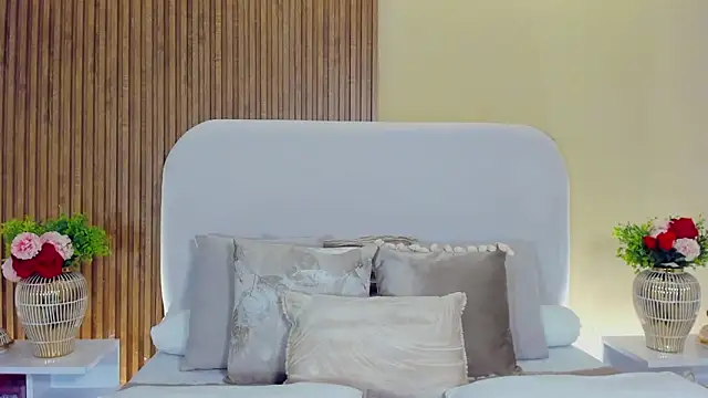 LondraBlush online show from March 13, 2:11 pm