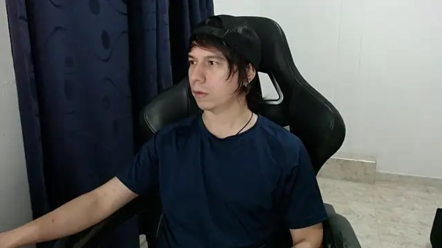 Daniell Young online show from November 18, 7:33 am