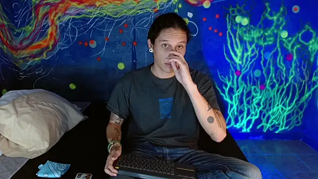 Snapshot of alan_dominat chatting on November 18, 12:37 am alan dominat online show from November 18, 12:37 am