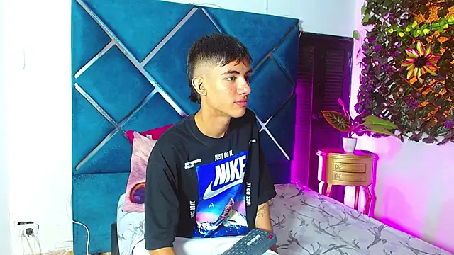 Snapshot of JamesConnor001 chatting on November 17, 7:18 pm JamesConnor001 online show from November 17, 7:18 pm