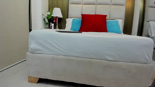 Snapshot of Katia_Young chatting on November 16, 9:08 pm Katia Young online show from November 16, 9:08 pm