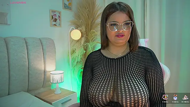 Snapshot of AlinnaJohnson chatting on December 20, 10:40 am AlinnaJohnson online show from December 20, 10:40 am