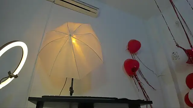 Snapshot of BWW-CINDY11 chatting on February 15, 4:02 am BWW-CINDY11 online show from February 15, 4:02 am