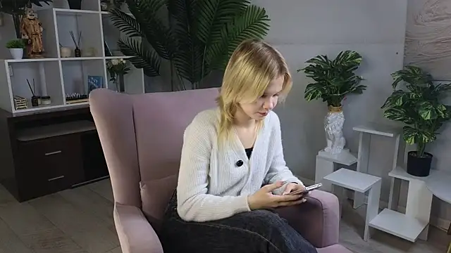 PhillisEsplin online show from November 17, 9:02 am