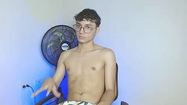 Snapshot of andrew_dann chatting on November 15, 8:24 pm andrew dann online show from November 15, 8:24 pm