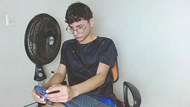 Snapshot of andrew_dann chatting on November 20, 9:04 pm andrew dann online show from November 20, 9:04 pm