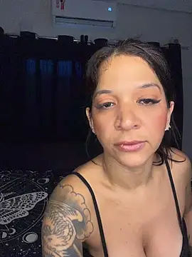 Snapshot of biadominatrix chatting on May 31, 11:05 am biadominatrix online show from May 31, 11:05 am