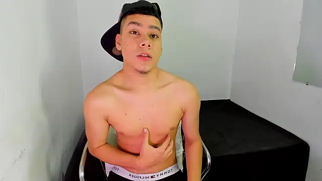 Snapshot of Lucastorrez01 chatting on May 6, 12:03 am Lucastorrez01 online show from May 6, 12:03 am