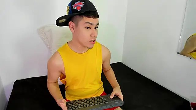 Lucastorrez01 online show from March 6, 11:44 pm