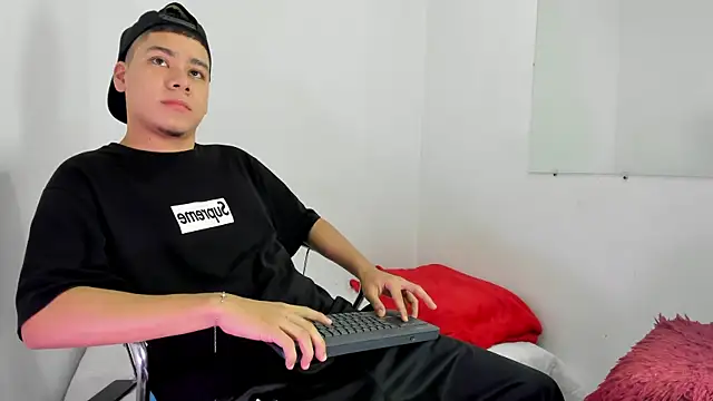 Lucastorrez01 online show from February 10, 10:42 pm