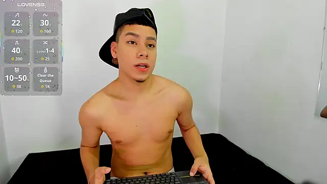 Snapshot of Lucastorrez01 chatting on April 24, 11:07 pm Lucastorrez01 online show from April 24, 11:07 pm