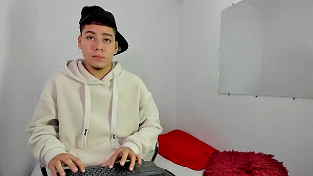 Lucastorrez01 online show from February 16, 6:23 am