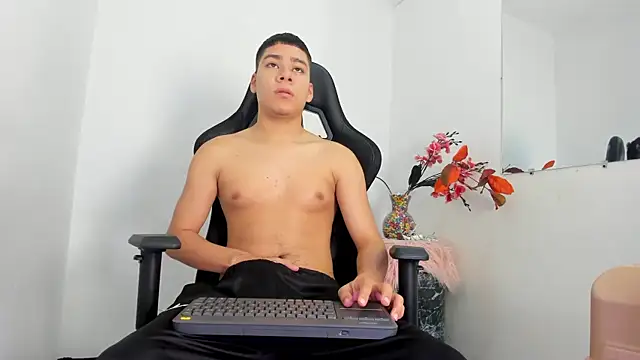 Lucastorrez01 online show from January 12, 12:45 pm