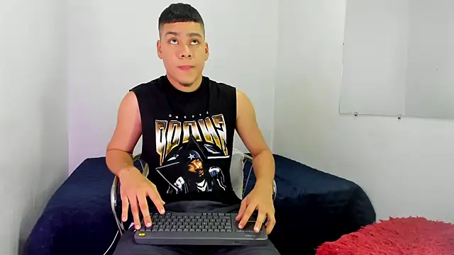 Snapshot of Lucastorrez01 chatting on May 26, 12:31 am Lucastorrez01 online show from May 26, 12:31 am