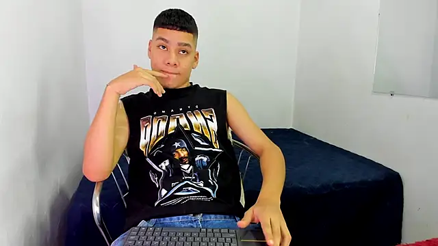 Snapshot of Lucastorrez01 chatting on May 10, 3:43 am Lucastorrez01 online show from May 10, 3:43 am