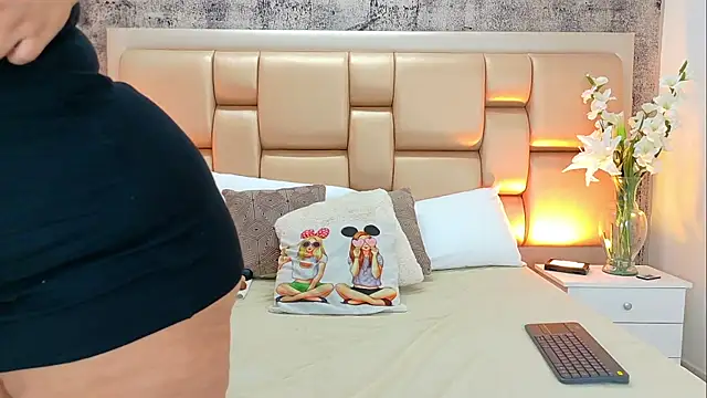 Snapshot of SelennaCooper chatting on December 2, 11:56 am SelennaCooper online show from December 2, 11:56 am