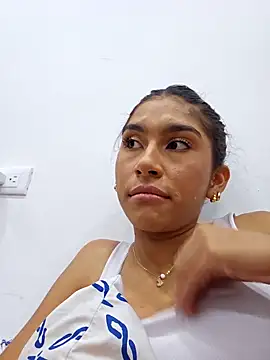 Snapshot of skinnyrox chatting on November 16, 2:38 am skinnyrox online show from November 16, 2:38 am