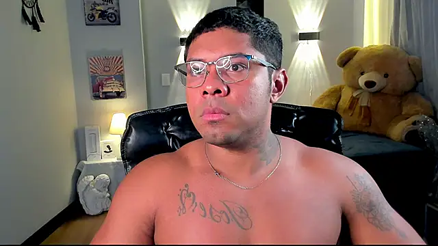 Snapshot of LEONHDZ chatting on November 30, 8:42 pm LEONHDZ online show from November 30, 8:42 pm