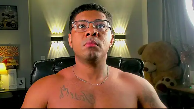 Snapshot of LEONHDZ chatting on December 19, 3:21 am LEONHDZ online show from December 19, 3:21 am