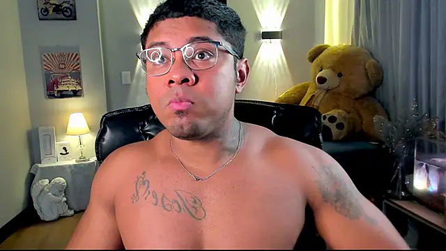 Snapshot of LEONHDZ chatting on December 4, 2:54 am LEONHDZ online show from December 4, 2:54 am