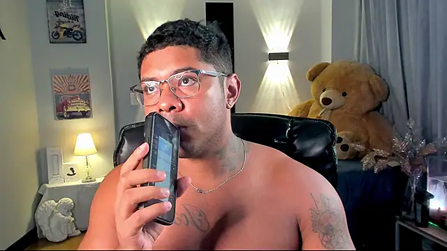 Snapshot of LEONHDZ chatting on November 23, 7:51 am LEONHDZ online show from November 23, 7:51 am